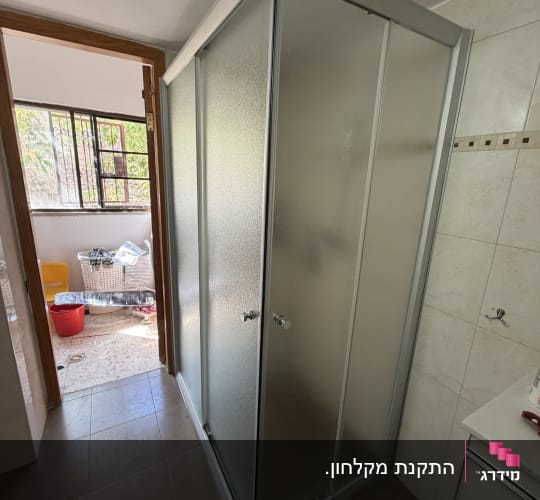 מקלחון פינתי עם דלתות הזזה מזכוכית מחוספסת ומסגרת אלומיניום